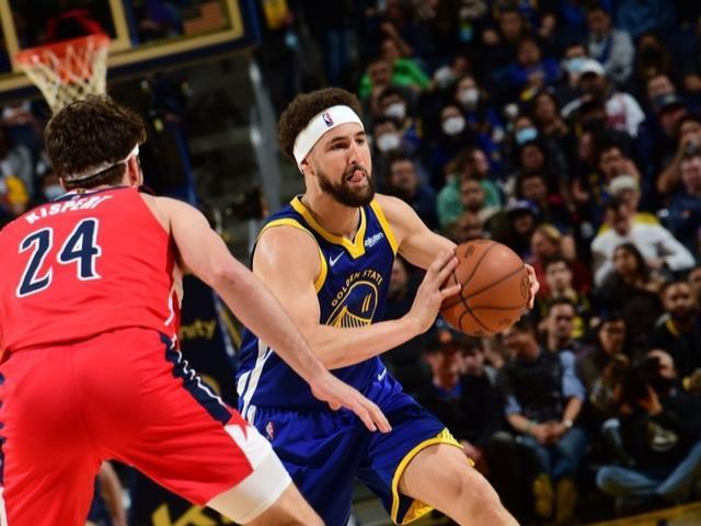  库里单节轰下二十分，勇士第三节击溃鹈鹕防线