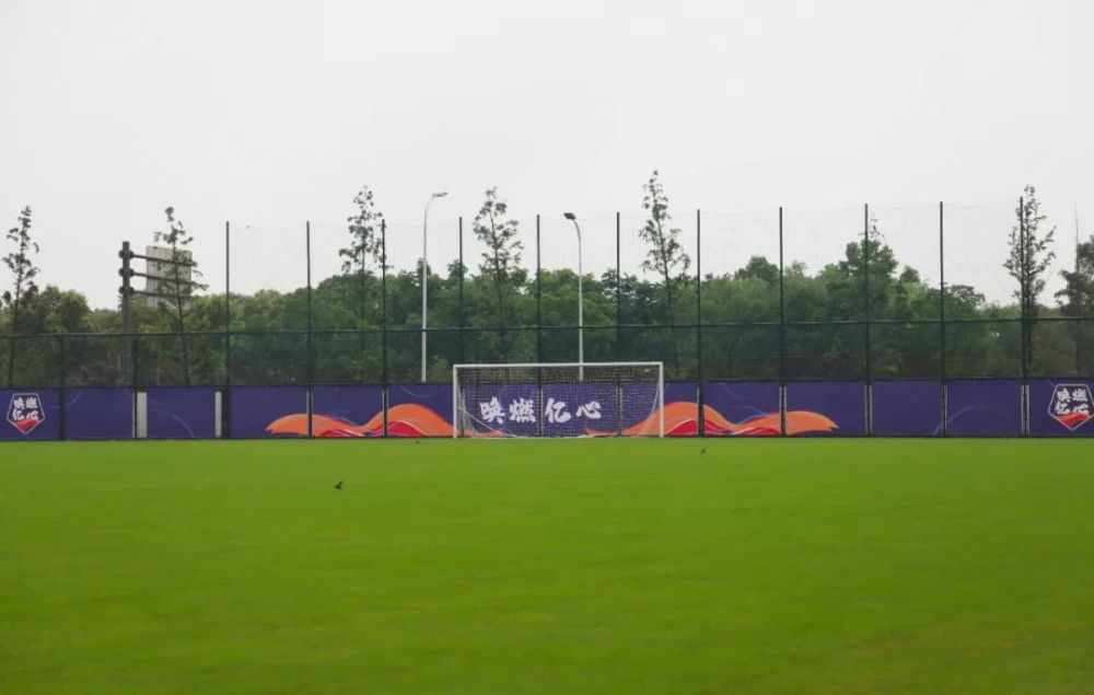  科雷兹主场草皮湿滑影响比赛进程  